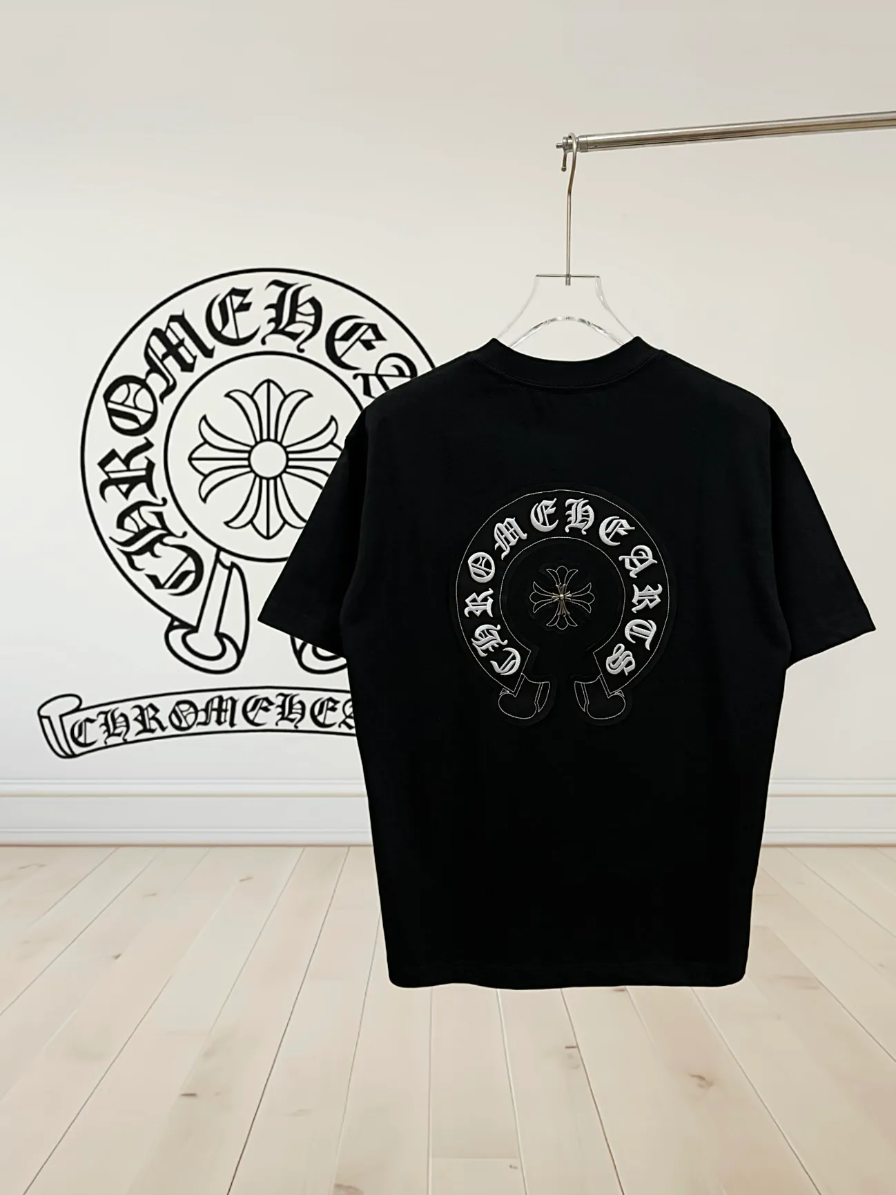 🅿️200 [High quality] Chrome hearts ss25 new first release latest short-sleeved round neck t-shirt, high-end customization, avant-garde and fashionable design! The front and rear panels of the brand logo are designed with heavy craftsmanship of burnt appliqué, ten rivets and one hundred thousand needle embroidery. High-end customized 280g fabric. Soft to the touch. Comfortable to wear. Exquisite stitching. Fine workmanship. The upper body effect is incomparably handsome! Same style for men and women, color: white, black size: S to xL